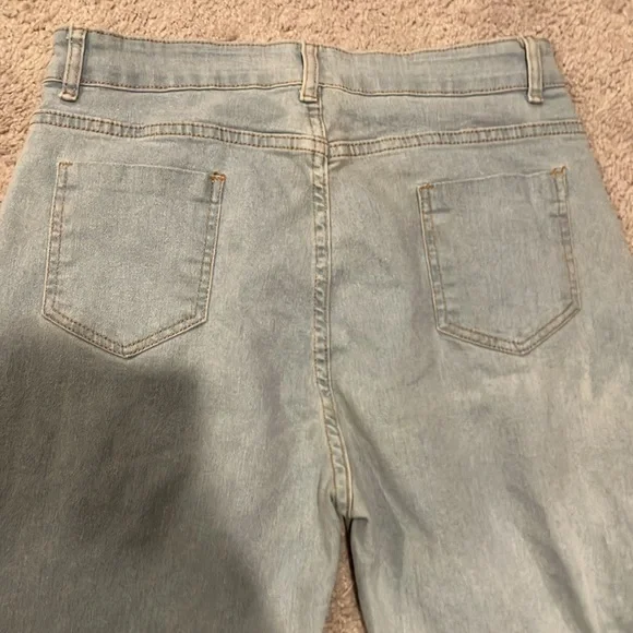 Jeans With White Lace Detail - Picture 10 of 12